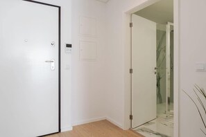 Interior - Elegant Studio w/ Balcony & Garage by HostWise (Leça da Palmeira)