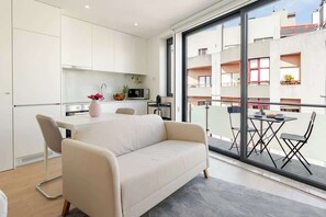 Interior - Elegant Studio w/ Balcony & Garage by HostWise (Leça da Palmeira)