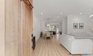 Smart TV, fireplace - Charming 4-bedroom townhome in Sugar Hill/Buford (Sugar Hill)