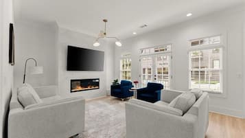 Smart TV, fireplace
