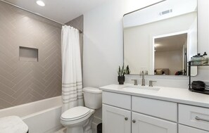 تجهيزات دش، مناشف، ورق حمّام