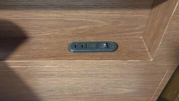 Eine Holzkassette mit einer schwarzen Steckdose.