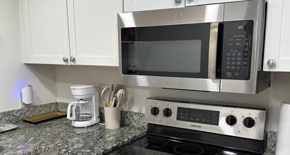 3-bedroom apartment in Knoxville minutes from Neyland Stadium. Pool access.