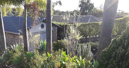 All comfort single bedroom in villa, morning coffee, relax, go shopping in Malls