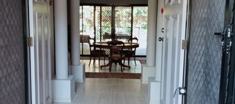 All comfort single bedroom in villa, morning coffee, relax, go shopping in Malls