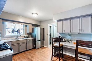 Refrigerador, microondas, cafetera/tetera, tostadora