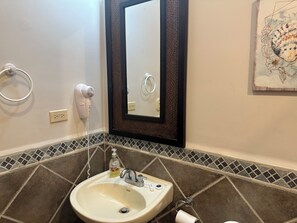Séchoir à cheveux, serviettes fournies, papier de toilette