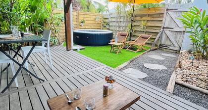 Bungalow la Tipik close to raisins clairs beach, shops and activities!