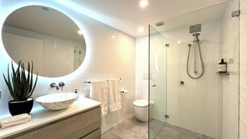 Shower, jetted bath, hair dryer, towels