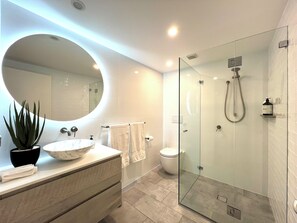 Shower, jetted tub, hair dryer, towels