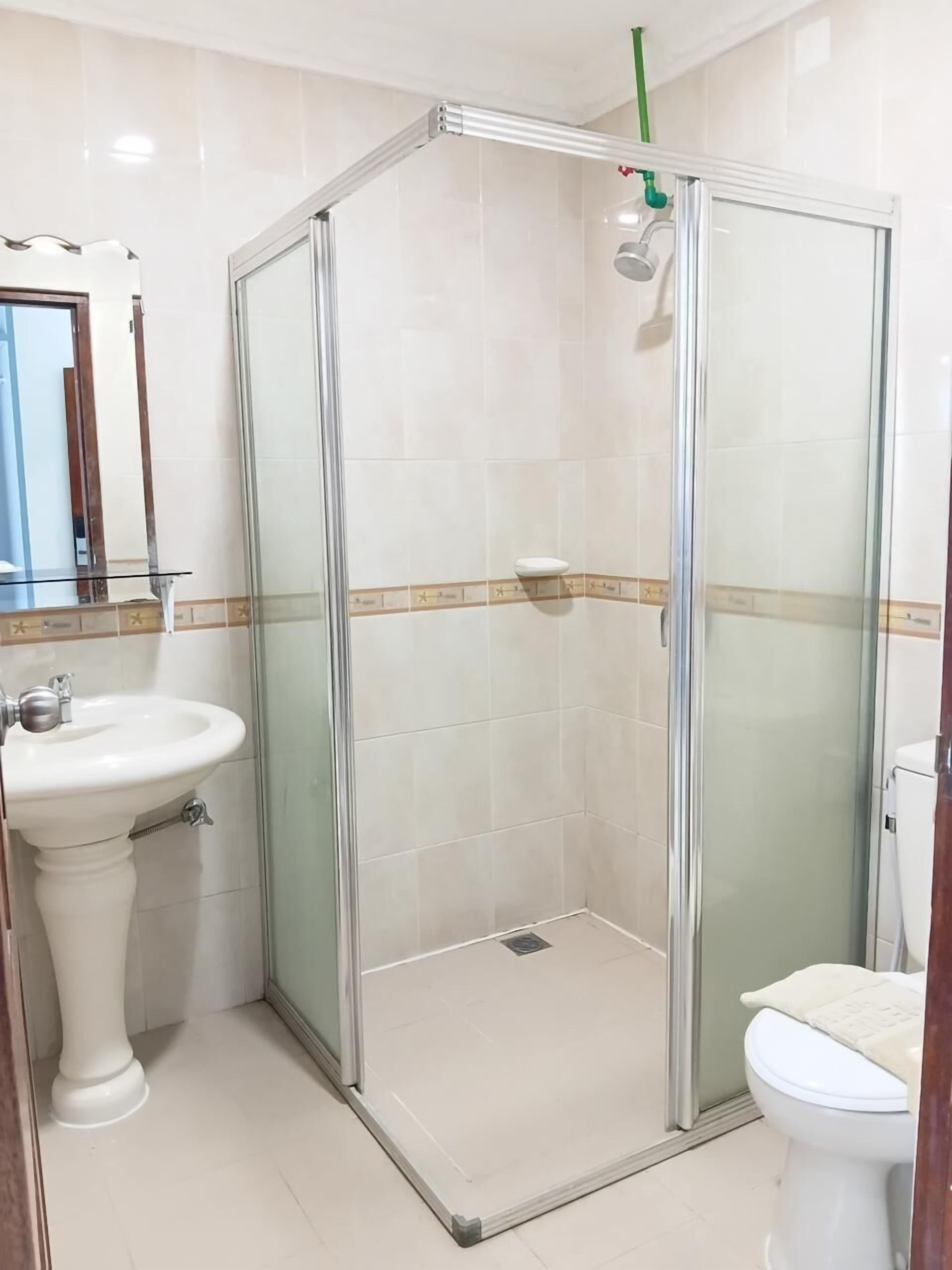 Shower, handuk, sabun, dan sampo