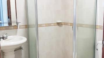 Shower, handuk, sabun, dan sampo