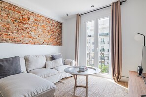 Una televisión, un reproductor estéreo