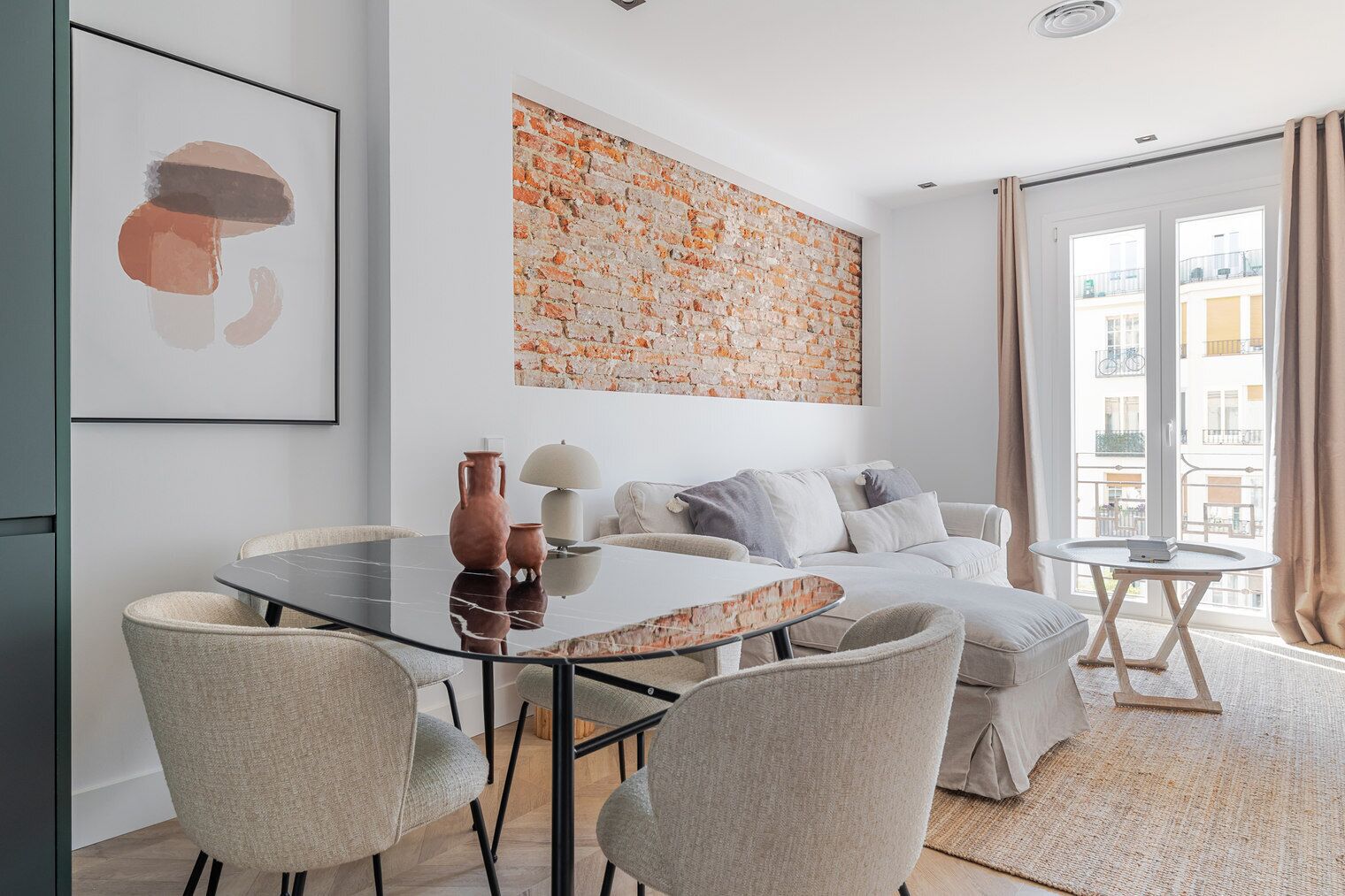 Una televisión, un reproductor estéreo