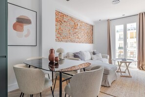 TV, stereo - Blueground | Ibiza, city view, nr Retiro Park (Madrid)