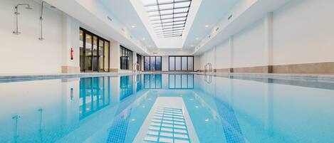 من حمّامات السباحة المغطاة