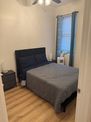 3 habitaciones, tabla de planchar con plancha, wifi y ropa de cama 