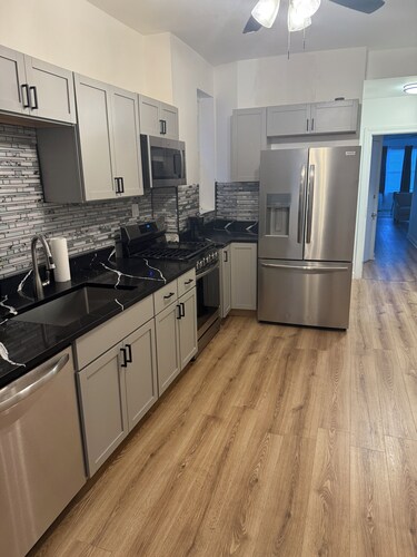 Fantastic 3-bedroom apartment with AC in vibrant Chicago