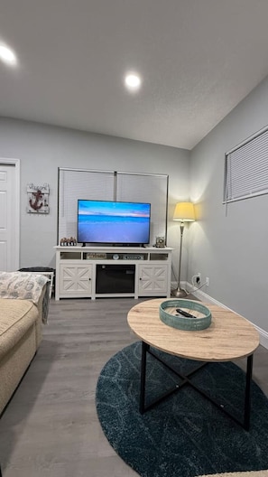 Casa, 2 habitaciones, patio, vista al jardín | Área de sala de estar