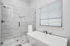 Shower, hair dryer, towels, soap - Wonderful 3-bedroom townhome with AC in Houston (Houston)