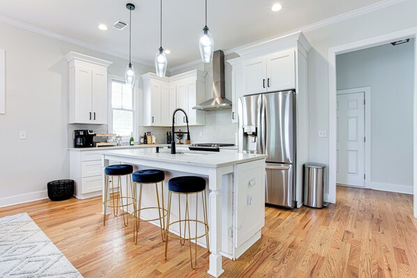 Private kitchen - Stylish Atlanta Retreat • Close to Inman & Midtown (Atlanta)