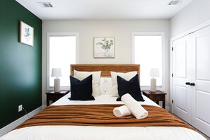 4 bedrooms, iron/ironing board, WiFi, bed sheets - Stylish Atlanta Retreat • Close to Inman & Midtown (Atlanta)