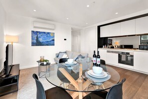 Dining - Docklands Skyline Luxury Stay w/ Panoramic View (Docklands)