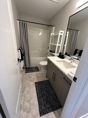 Douche, sèche-cheveux, serviettes fournies, savon