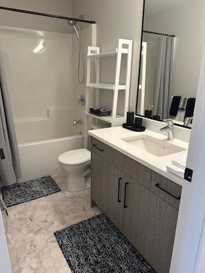 Shower, hair dryer, towels, soap - Modern One-Bedroom Retreat in Bear Mountain (Langford)