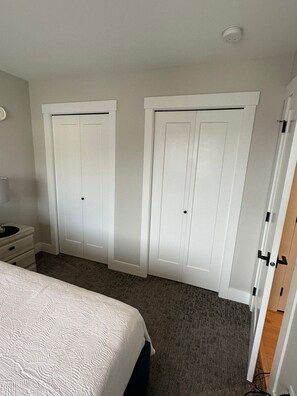 1 habitación, tabla de planchar con plancha, wifi gratis y ropa de cama