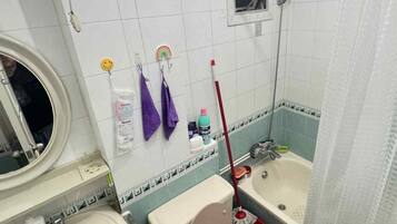 Haartrockner, Handtücher, Seife, Toilettenpapier
