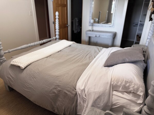 2 bedrooms, iron/ironing board, WiFi, bed sheets