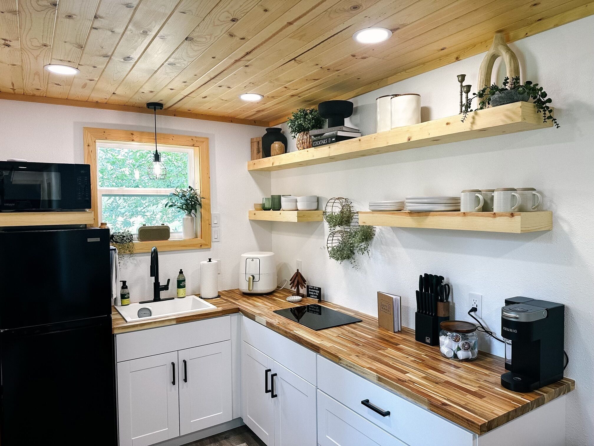 Fridge, microwave, coffee/tea maker, toaster