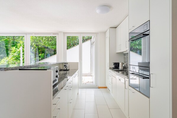 Fridge, microwave, oven, stovetop - Blueground | Hirslanden, balcony, nr Zürich Lake (Zurich)