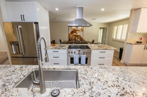 Fridge, microwave, oven, stovetop - Stylish 4BR Pool Oasis,ASU,Spring Training! Old Town Scottsdale 10 minutes away. (Tempe)