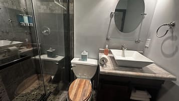 Premium Apartment, City View | Bathroom | Free toiletries, towels, soap, shampoo