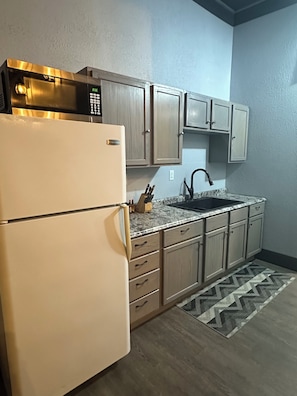 Full-size fridge, microwave, oven, stovetop