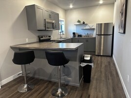 Refrigerador con freezer, microondas, horno, placa de cocina