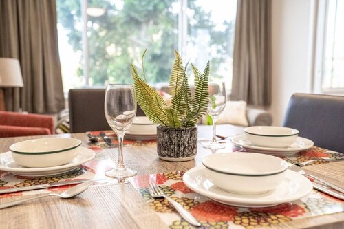 Auchenflower 1BR Retreat, Parking Close to UQ & M5
