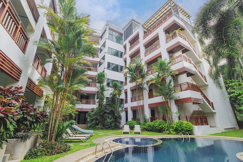 1BR with Pool &Gym Prime Location C233