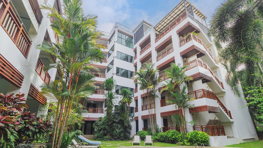 1BR with Pool &Gym Prime Location C233