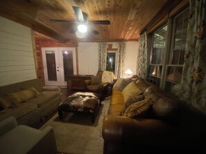 Älytelevisio, DVD-soitin, kirjoja, musiikkikirjasto