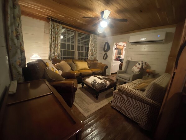 Älytelevisio, DVD-soitin, kirjoja, musiikkikirjasto