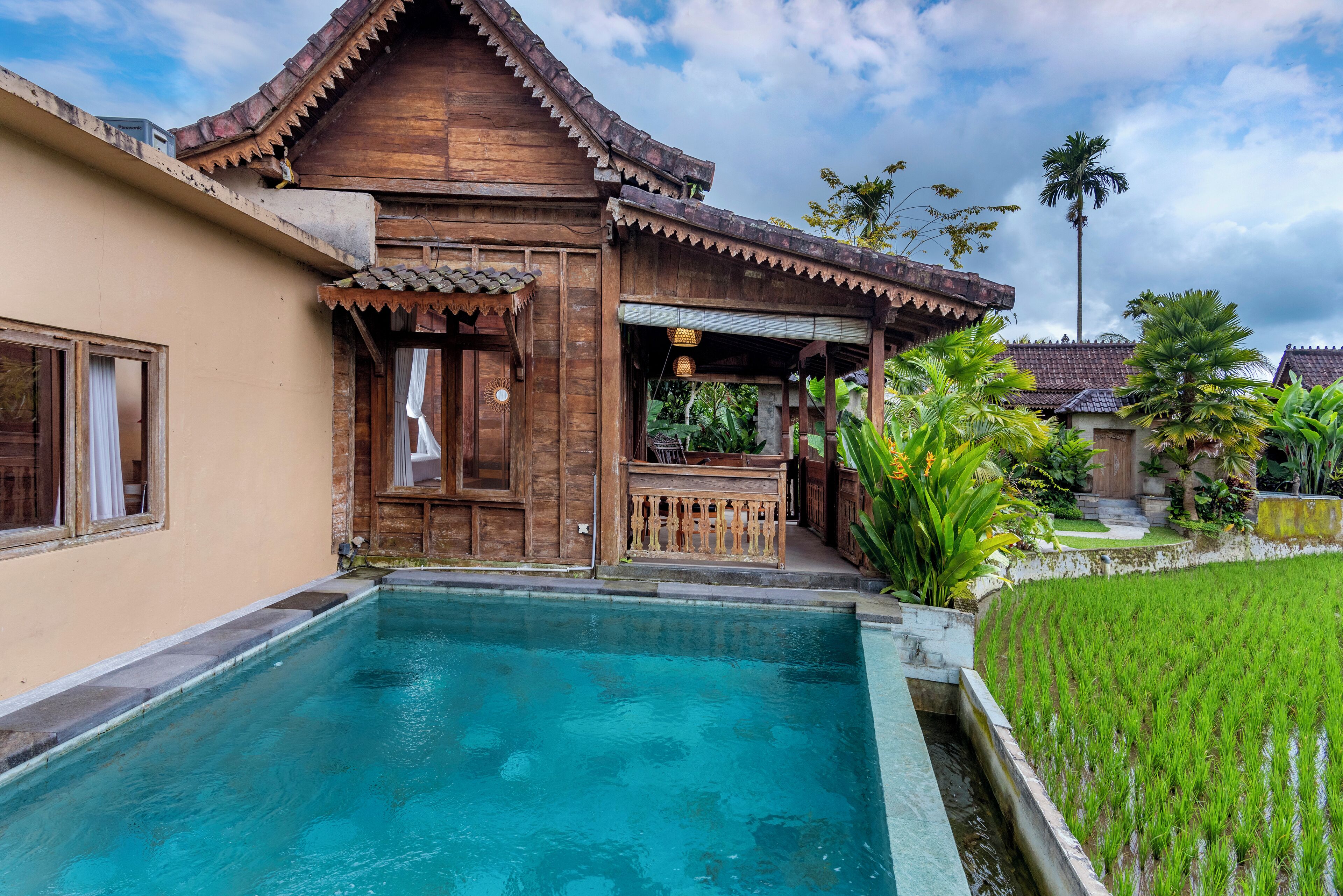 Una casa de madera tradicional con piscina y jardín.