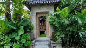 Vila superluxo, piscina particular, no pátio | Vista para o jardim