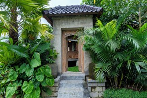 Villa de lujo, alberca privada, en el área del patio | Vista al jardín