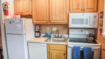 Horno, placa de cocina, lavavajillas y cafetera o tetera