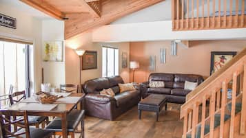 Una televisión, una chimenea