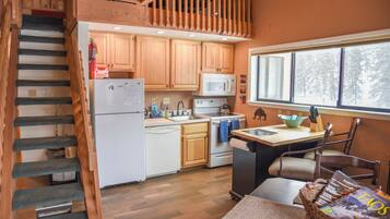 Ofen, Herdplatte, Geschirrspüler, Wasserkocher mit Kaffee-/Teezubehör