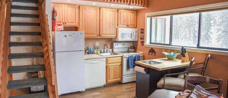 Horno, placa de cocina, lavavajillas y cafetera o tetera